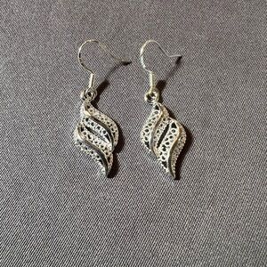 💎 Silver Dangle Earrings 💎